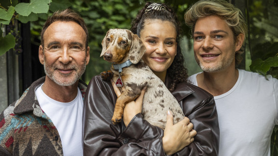 Jochen Bendel, Betty Taube und ihr Dackel Jumper und Matthias Bendel-Pridöhl in der Holy Dog Academy in Cuxhaven.