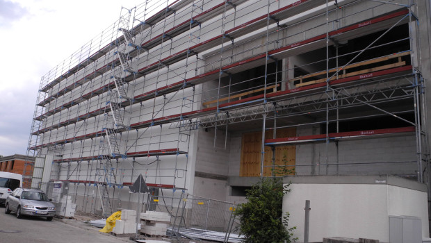 Die Bauarbeiten an der neuen Produktionshalle laufen auf Hochtouren. Die Bauarbeiten an der neuen Produktionshalle laufen auf Hochtouren.