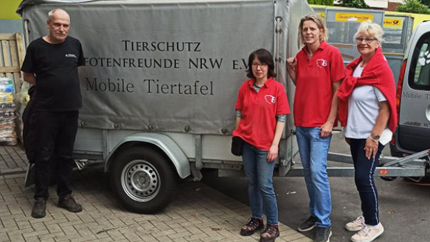 Mitarbeiterinnen von Heimtier- und Gartenbedarf Borgmann übergaben Futterspenden an Udo Lorenz, den Vorstand des Tierschutzes Pfotenfreunde NRW.