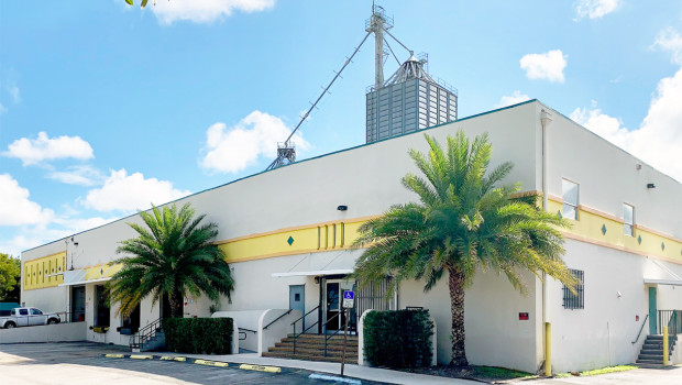 Higgins, hier das Werk in Florida, ist ein führender Hersteller hochwertiger Marken von Heim- und Kleintierfutterprodukten. Higgins, hier das Werk in Florida, ist ein führender Hersteller hochwertiger Marken von Heim- und Kleintierfutterprodukten.
