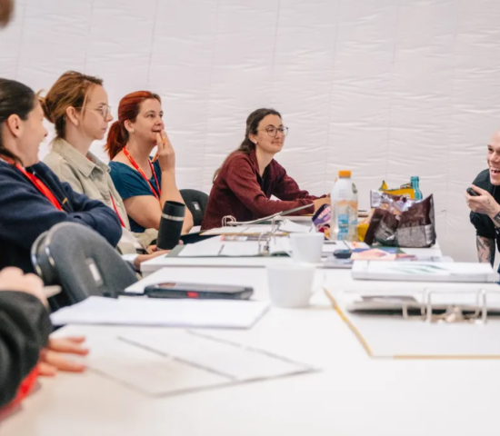 In Praxis-Workshops treten die Teilnehmer mit Experten in den direkten Dialog. In Praxis-Workshops treten die Teilnehmer mit Experten in den direkten Dialog.