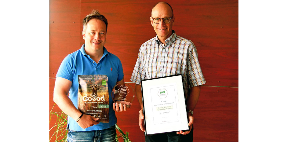 Geschäftsführer Georg Müller (rechts) und Marketingleiter Thorsten Stoyke nehmen den Preis für das pet Produkt des Jahres in der Kategorie Hund entgegen.