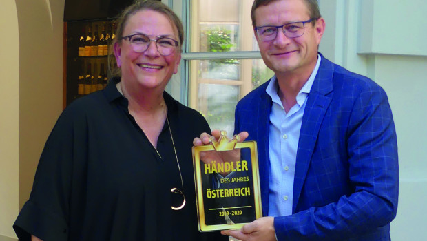 Heike Labetzki, verantwortlich für die Durchführung und Vermarktung von „Händler des Jahres“, übergab die Auszeichnung an Hermann Aigner, Geschäftsführer Fressnapf Österreich.