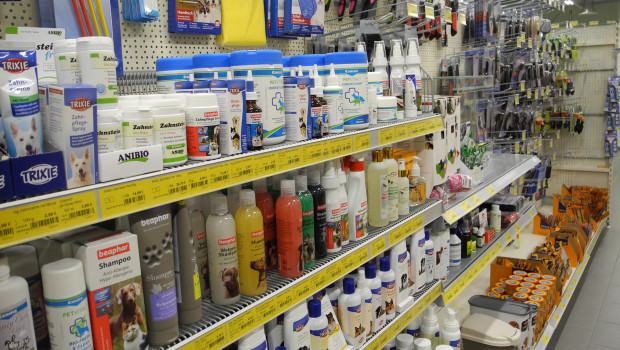 Die neue EU-Verordnung würde auch dem Zoofachhandel, der diese Produkte vertreibt, schweren wirtschaftlichen Schaden zufügen. Die neue EU-Verordnung würde auch dem Zoofachhandel, der diese Produkte vertreibt, schweren wirtschaftlichen Schaden zufügen.