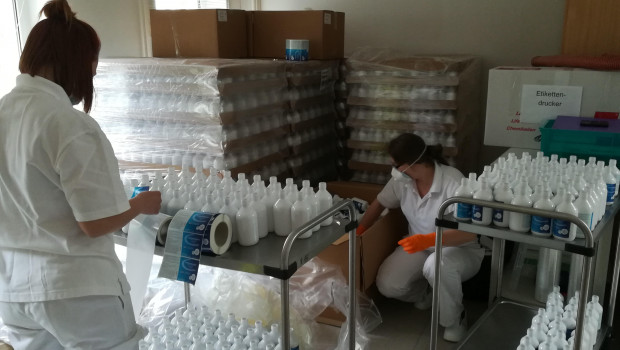 Das Desinfektionsmittel wird in 100- und 400-ml-Flaschen angeboten.