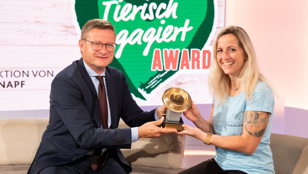 Petra Berner vom Verein Samtpfotenstube freut sich, den Goldenen Fressnapf 2021 für ihr tierisches Engagement von Hermann Aigner übernehmen zu dürfen.