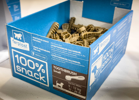 Auch als Dentalsticks gibt es Snacks für Hunde längst.