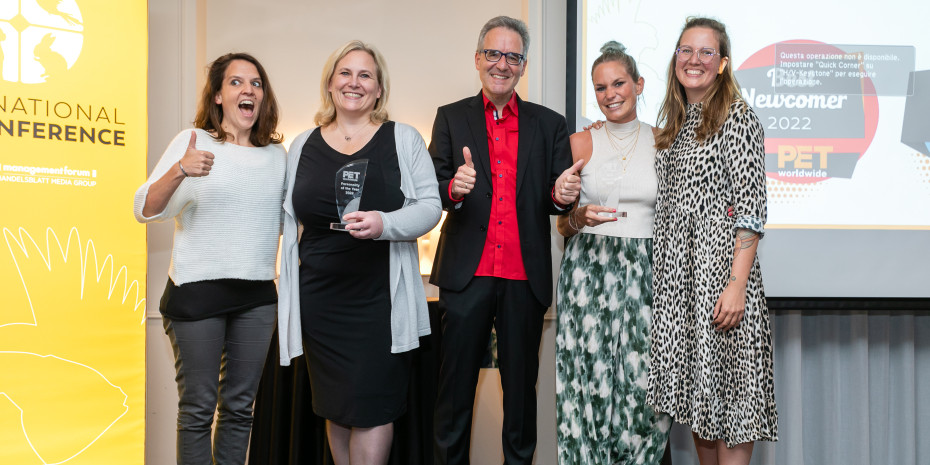 Gruppenbild mit Mann: (von links) die Preisträgerinnen Stefanie Zillessen (Strayz), Dr. Rowena Arzt (WZF), Saskia te Kaat und Madeline Metzsch (beide Strayz) mit Ralf Majer-Abele (Chefredakteur der Fachmagazine pet und PET worldwide).