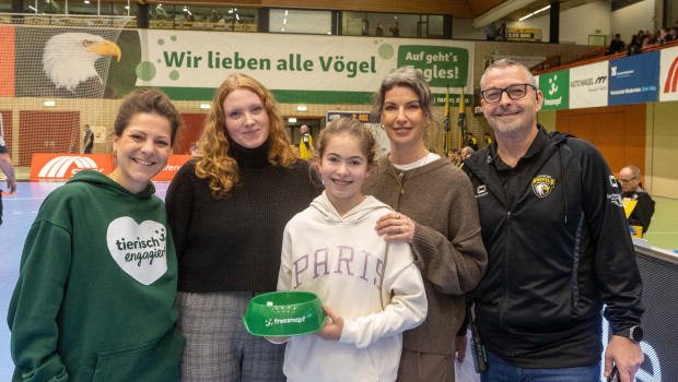 Simone Simons (Fressnapf), Mona Schellscheidt (Tierheim Krefeld), Sina Kocak (Tierheim Krefeld) und Thorsten Pütz und Hallensprecher der HSG Krefeld Niederrhein (v. l. n. r.) fieberten beim Handballspiel mit. Simone Simons (Fressnapf), Mona Schellscheidt (Tierheim Krefeld), Sina Kocak (Tierheim Krefeld) und Thorsten Pütz und Hallensprecher der HSG Krefeld Niederrhein (v. l. n. r.) fieberten beim Handballspiel mit.