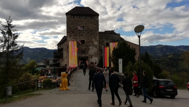 Bereits im Mai wurde der Geburtstag branchenintern auf der Burg Oberkapfenberg gefeiert.