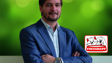 Marketing und Einkauf bei Fressnapf in einer Hand