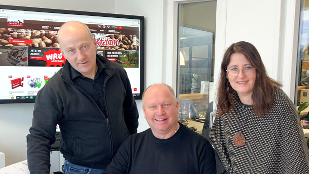 Freuen sich auf den Baubeginn im Frühjahr (von links): Prokurist Siegfried Meisinger, Geschäftsführer Ralph Leitner und Prokuristin Eveline Leitner.