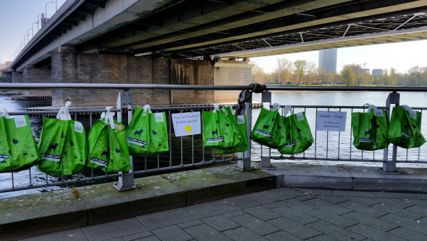 Rund 600 Tragetaschen werden Woche für Woche an lokale Gabenzäune gehängt, hier in Ludwigshafen.