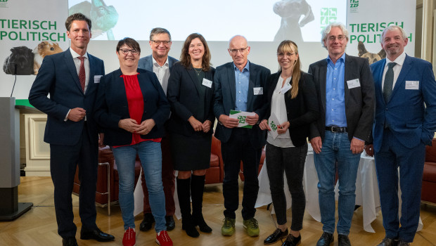 (von links) ZZF-Geschäftsführer Gordon Bonnet, Schirmherrin Anke Hennig (SPD), Prof. Dr. Peter Kunzmann, Dr. Ophelia Nick (Bündnis 90/Die Grünen), die ZZF-Fachreferenten Dr. Stefan K. Hetz und Selina Schlierenkamp, Prof. Dr. Lars Lewejohann und ZZF-Präsident Norbert Holthenrich.
