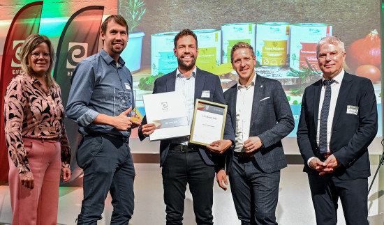 Preisverleihung beim Eifel-Award (v.l.n.r.): Julia Gieseking (Landrätin Vulkaneifelkreis), die Brüder Markus und Michael Koller, Markus Ramers (Landrat Kreis Euskirchen) sowie Gregor Freches (Minister für Kultur, Sport, Tourismus und Medien der Regierung der Deutschsprachigen Gemeinschaft Belgien).
