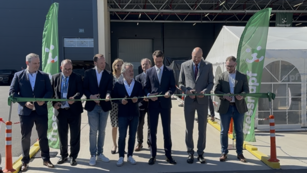 Christian Buschmann, Dr. Ralf Nolten, Daniel Behlert, Torsten Toeller, Hendrik Wüst MdL, Dr. Timo Czech und Andy Busch (v. l. n. r.) schnitten gemeinsam feierlich das Band bei der Eröffnung des fünften Zentrallagers von Fressnapf durch.