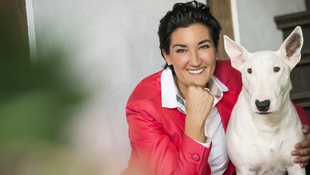 Die Sachbuchautorin und Rednerin soll künftig das neue Gesicht und Sprachrohr von Dogstyler sein. Die Sachbuchautorin und Rednerin soll künftig das neue Gesicht und Sprachrohr von Dogstyler sein.