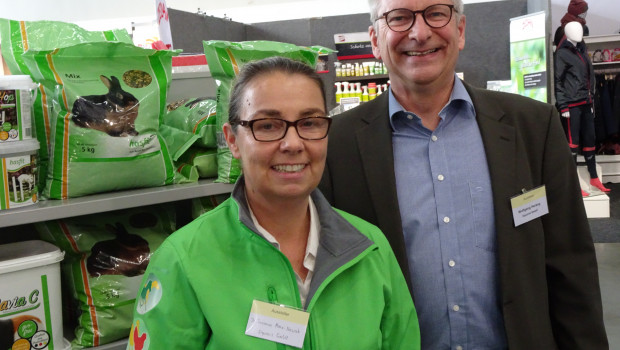 Dr. Susanne Marx-Nowak, Mitglied der Equovis-Geschäftsleitung, und Produktmanager Wolfgang Herzog auf der Agravis-Frühjahrsmesse.
