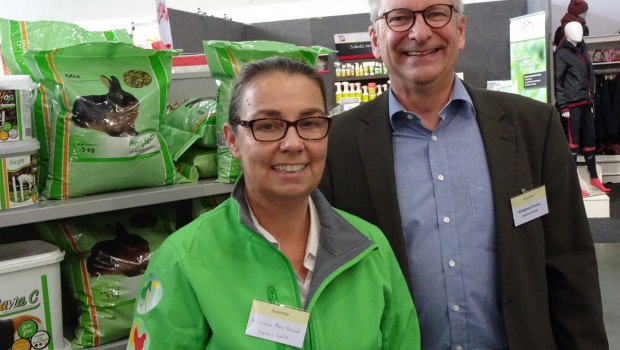 Dr. Susanne Marx-Nowak, Mitglied der Equovis-Geschäftsleitung, und Produktmanager Wolfgang Herzog auf der Agravis-Frühjahrsmesse.