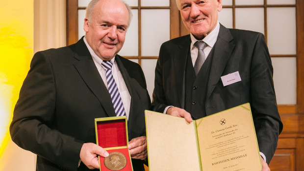Dankbar nahm Dr. Clemens Große Frie (links) von DRV-Präsident Manfred Nüssel die Raiffeisen-Medaille entgegen.