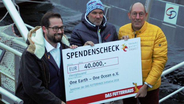 Die Spendenübergabe (von links): Lutz Sommer, Manager Nachhaltigkeit Das Futterhaus, Günther Bonin, Begründer von One Earth – One Ocean und Herwig Eggerstedt, Firmengründer Das Futterhaus.