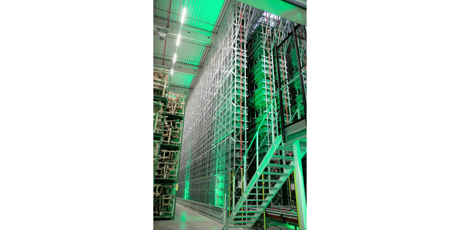 Auf über 2.000 m² Lagerfläche finden 47.000 neue Behälterplätze in 14 Meter hohen Regalen Platz, die mittels automatisierten Robotersystemen bedient werden.