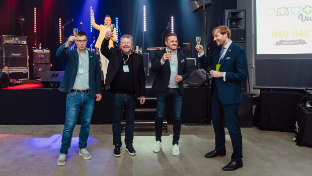 Zufrieden mit der neuen Produktionsstätte in Finnland (von links): Jakub Majer (CEO Vafo Praha), Pavel Bouška (Vorstandsvorsitzender Vafo Gruppe), Timo Pärssinen (CEO Prima Pet Premium OY), und Adam Vojtěch (Botschafter der Tschechischen Republik in Finnland).
