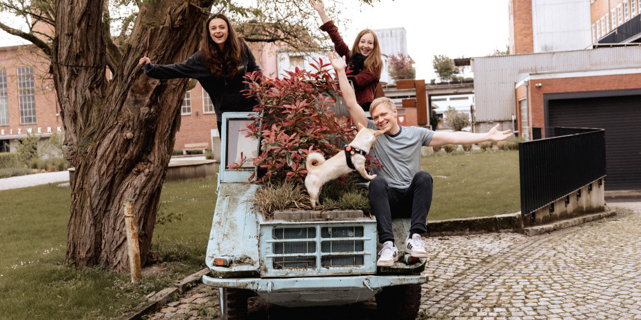 Das Bugbell-Team (von links:  Jamina Zaugg, Christin Lux und Arne Mües) blickt auf spannende zwei Jahre seit der Unternehmensgründung zurück.