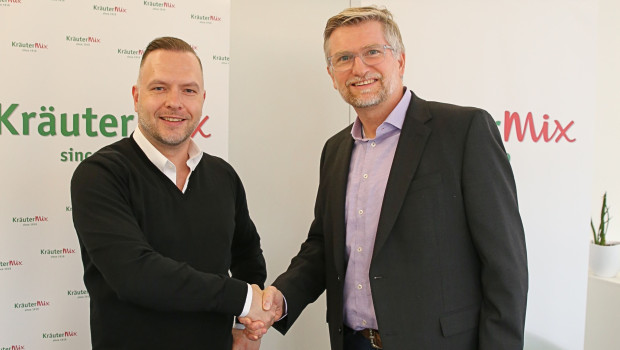 Bernhard Mix, geschäftsführender Gesellschafter von Kräuter Mix (l.), begrüßt Marco Grasmeder als neuen kaufmännischen Geschäftsführer.