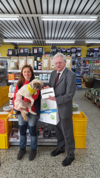 Antje Ortmann, Zoo & Co.-Inhaberin,  mit Knut Hagemann, Gebietsverkaufsleiter bei Canina, bei der Übergabe des iPads