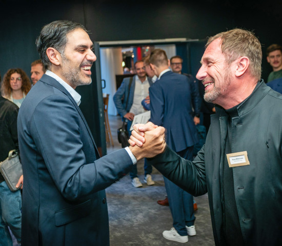 Ramin Danaei (Kölle Zoo) und Klaus Mittermeier (Mühldorfer)  begrüßen sich.