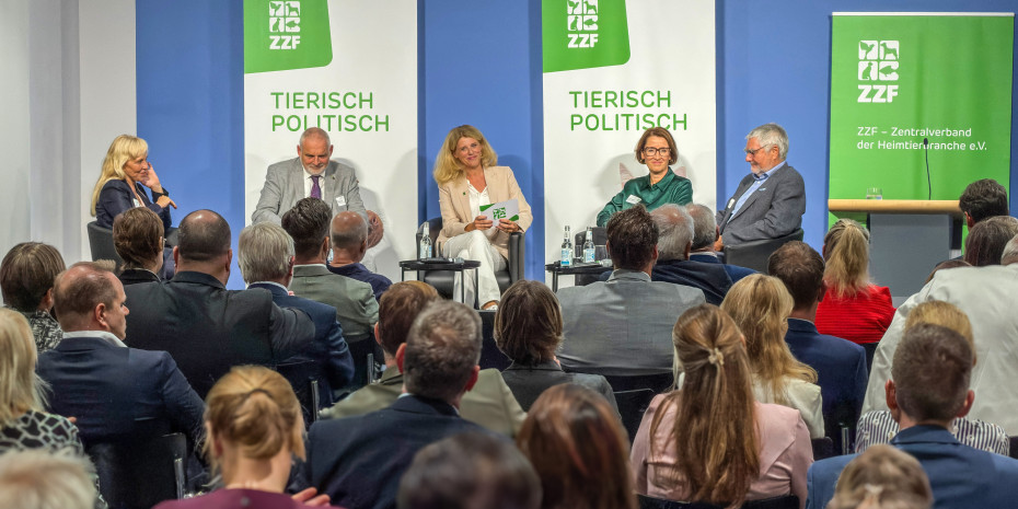 Antje Schreiber (M.) vom ZZF diskutierte mit (von links) Heike Mundt, Dr. Holger Vogel, Julia von Gablenz und Prof. Kurt Kotrschal. Antje Schreiber (M.) vom ZZF diskutierte mit (von links) Heike Mundt, Dr. Holger Vogel, Julia von Gablenz und Prof. Kurt Kotrschal.