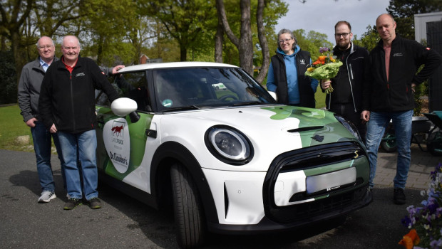 Preisverleihung und Übergabe des gebrandeten Mini-Cooper an den Landuxx Emlichheim: (von links) Norbert Dahl (Landfuxx), Lukas Hartger (Geschäftsführer Landfuxx Emlichheim), Marleen Zieseler (Dr. Clauder), Kevin Tallen und Alex Bliesener (beide Mitarbeiter Landfuxx Emlichheim).