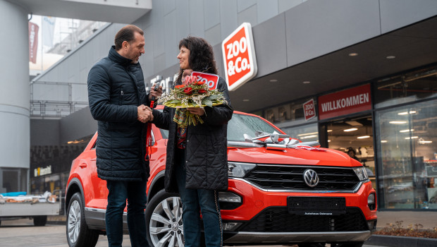 Zoo & Co.-Markenleiter Orland Mikrut übergab den Hauptgewinn an Manuela König in Marl.