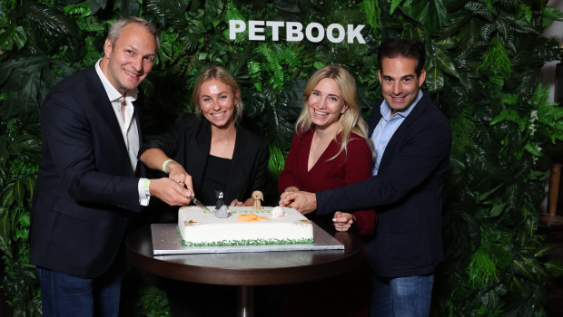 Die Petbook-Verantwortlichen (von links) Michael Beck und Naemi Kühlberg feierten mit Katharina und Stefan Miklauz (beide Petco-Geschäftsführung) den Start des Online-Portals.