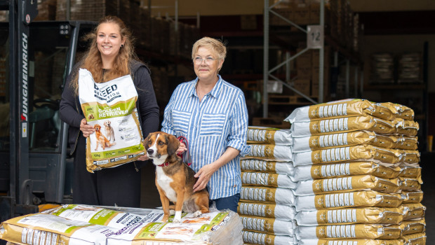 Freuen sich über die Spendenaktion der Kooperation von Zookauf und der BTG: Carola Horlemann (rechts), Vorstandmitglied des Vereins Fellfreuden Solingen, und Sara Kunze, Mitarbeiterin der LZL Rheinland, dem Logistikdienstleister der Marke „Wildsterne“.