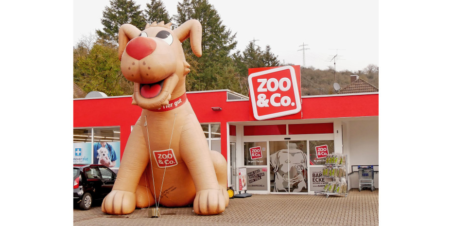 Zur Eröffnung stellte der Zoo & Co.-Hund einen markanten Blickfang für die Kunden dar.