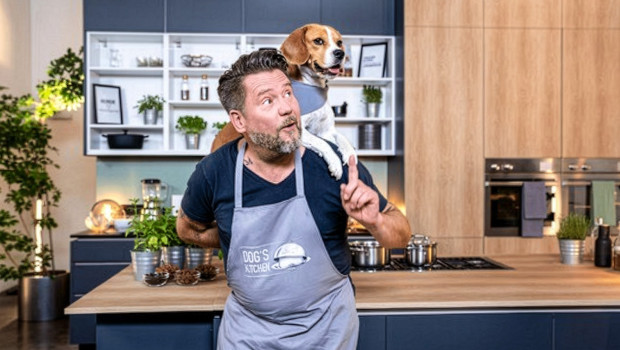TV-Koch Mike Süsser nimmt Hundefutter unter die Lupe.