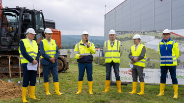 Symrise legt Grundstein für zweite Bauphase des Logistikzentrums