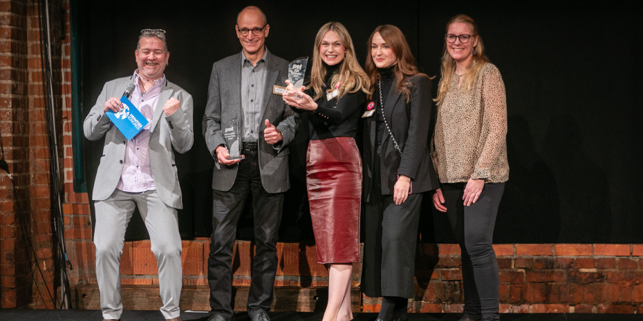 Die Preisträger Kerstin und Marion Käfer sowie Georg Müller auf der Bühne mit Oliver Mengedoht (l.) und Sarah Daubert (r.) aus der Redaktion. 