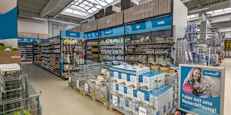 Katzenprodukte und Hundefutter im Shop-in-Shop von ZooRoyal im Toom-Baumarkt Gaggenau.