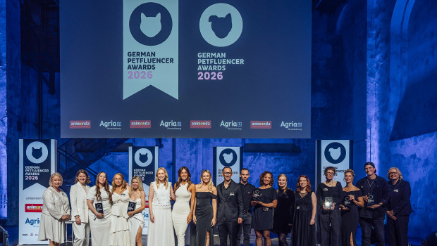 Gewinnerinnen, Jurorinnen und Moderatorinnen: Valerie Augustin (v.l.n.r.), Luca Herrmann-Deckert, Kathrin Theesfeld, Birga Dexel, Hande de Palma, Raphaela Besant, Jana Azizi, Sandra Kuhn, André Karkalis, Ben Brauckmann, Kate Kitchenham, Marlen Brokamp, Annika Schmitt, Svenja Tworek, Katja Robertz, Manuel Ries und Heike Reinhardt. Gewinnerinnen, Jurorinnen und Moderatorinnen: Valerie Augustin (v.l.n.r.), Luca Herrmann-Deckert, Kathrin Theesfeld, Birga Dexel, Hande de Palma, Raphaela Besant, Jana Azizi, Sandra Kuhn, André Karkalis, Ben Brauckmann, Kate Kitchenham, Marlen Brokamp, Annika Schmitt, Svenja Tworek, Katja Robertz, Manuel Ries und Heike Reinhardt.