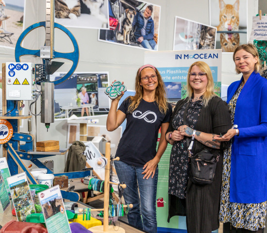 Nike Steiger (l.), Gründerin von In Mocean, führte die Umwandlung von Plastikabfall in verkaufbare Produkte vor. Nike Steiger (l.), Gründerin von In Mocean, führte die Umwandlung von Plastikabfall in verkaufbare Produkte vor.