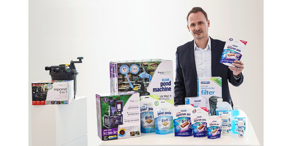 Sera-Geschäftsführer Maximilian Deharde mit einigen der neuen  Produkte im Portfolio. 