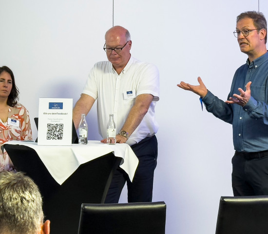 Nadie Wirichs (v.l.), Jörg Panthöfer und Alexander Kremer beim Know-how-Transfer zu den Vorteilen eines Warenwirtschaftssystems. Nadie Wirichs (v.l.), Jörg Panthöfer und Alexander Kremer beim Know-how-Transfer zu den Vorteilen eines Warenwirtschaftssystems.