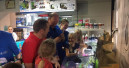 Kinder zum Aquarium