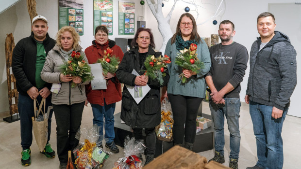 Stefan Ruisinger (rechts) ehrte seine langjährigen Mitarbeiter mit einem kleinen Festakt (von links): Alin Samu, Aniko Habermeier, Simone Bachmayr, Diana Stachel, Carola Schrettle und Dominik Pytel.