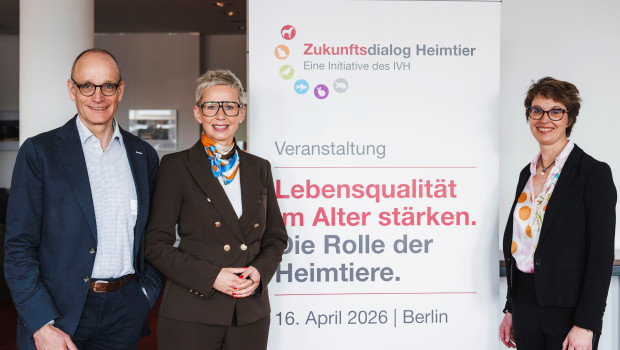 Der IVH-Vorsitzende Georg Müller, die Parlamentarische Staatssekretärin und Bundestierschutzbeauftragte Silvia Breher, MdB, und IVH-Geschäftsführerin Dr. Katrin Langner beim Zukunftsdialog Heimtier in Berlin.