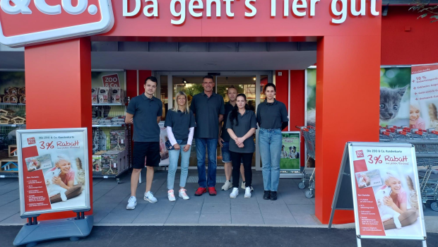 Für Jens Jeschonek (Mitte) bedeutet die Neueröffnung den Start in die Heimtierbranche.