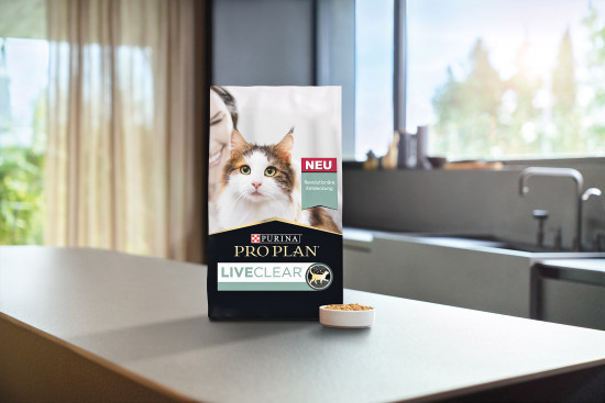 „Pro Plan Live Clear“ ist laut Nestlé Purina die erste Katzennahrung, die Allergene mithilfe eines speziellen Proteins deutlich reduziert und so eine große Erleichterung für allergische Katzenliebhaber darstellt.